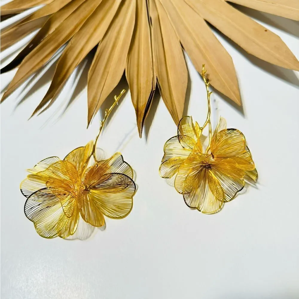 Gold flower statement earrings S715